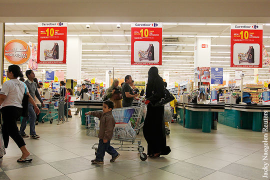 Жители Катара начали скупать еду и воду