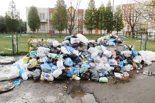 Жители Львова начали строить баррикады из мусора