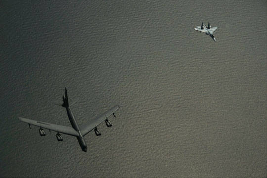 Пентагон опубликовал фото перехвата самолетов ВВС США российским Су-27