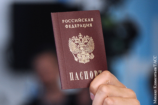Путин вручил паспорта десятерым юным россиянам