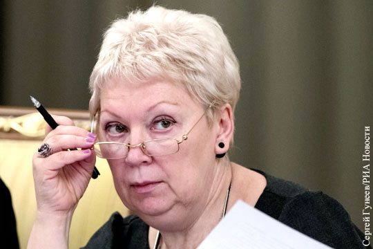 Васильева пообещала резко сократить количество учебников в России