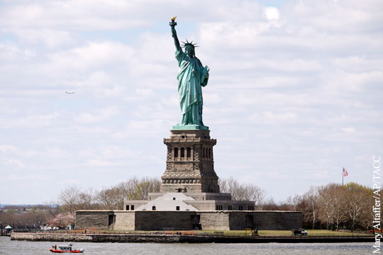 СМИ: Российский миллиардер своей яхтой испортил вид на статую Свободы