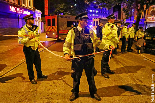 Мэй назвала инцидент у мечети в Лондоне потенциальным терактом
