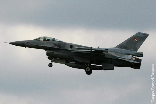 К самолету Шойгу над Балтикой приближался польский F-16