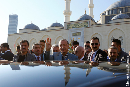 Эрдоган упал в обморок во время праздничной молитвы в мечети