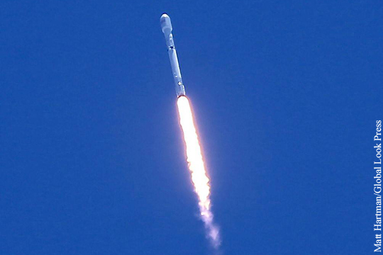 Ступень ракеты Falcon 9 вернулась на стартовую платформу после запуска 10 спутников