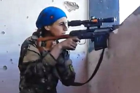 Опубликовано видео снайперской дуэли с участием женщины в Ракке