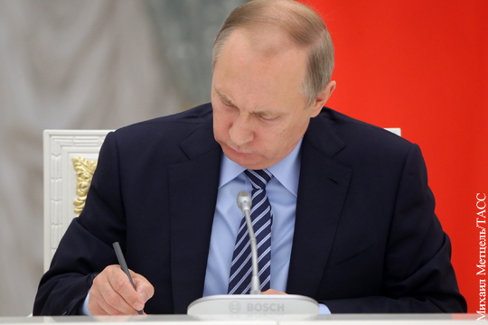 Путин продлил ответные меры России на санкции Запада