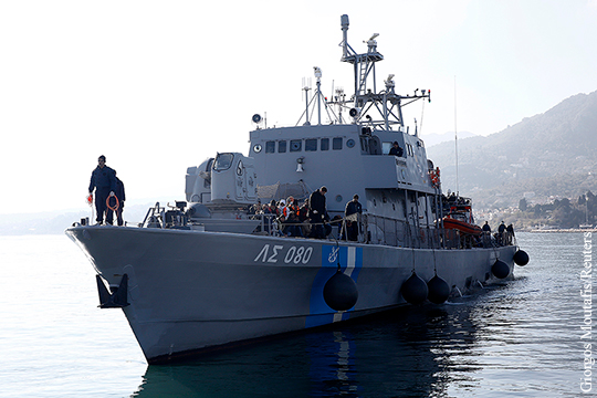 СМИ: Греческие катера обстреляли турецкий сухогруз