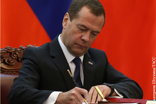 Медведев продлил продуктовые контрсанкции до конца 2018 года