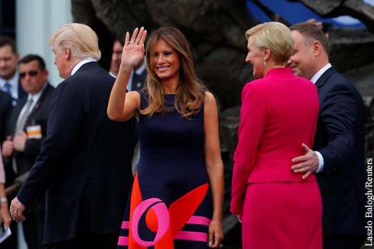 С Трампом произошел курьез во время рукопожатия с первой леди Польши