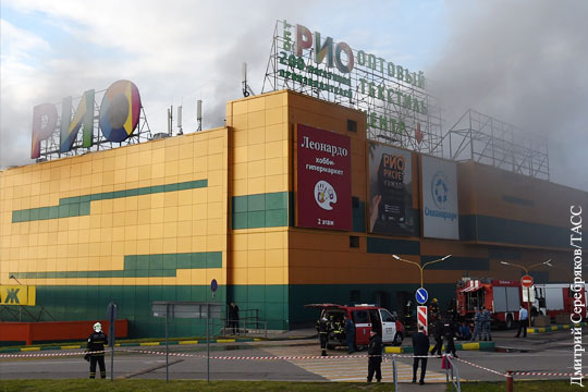 Пожарные пытаются спасти оставшихся в горящем ТЦ «Рио» людей