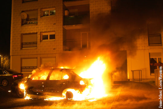 Во Франции хулиганы сожгли почти 900 автомобилей