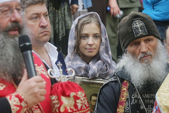 Поклонская с иконой Николая II прошла крестным ходом в Екатеринбурге