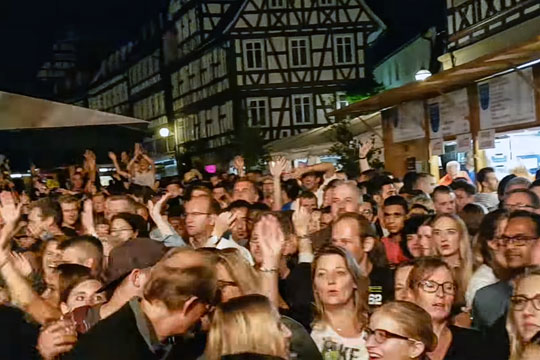 Беженцев на юге Германии обвинили в домогательствах во время народных гуляний