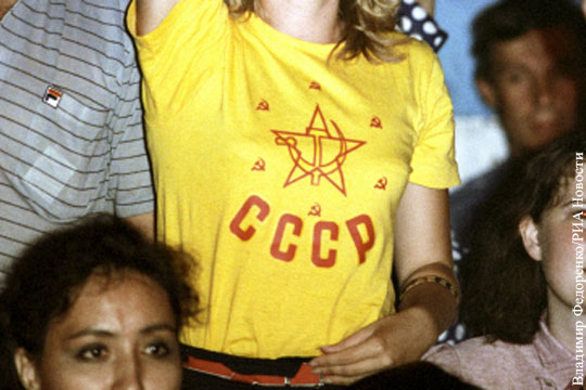 Российских ватерполистов в Венгрии заставили снять одежду с символикой СССР