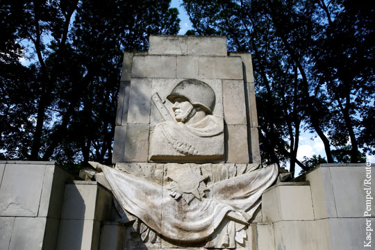МИД Польши: Закон о сносе советских памятников не нарушает соглашение с Россией