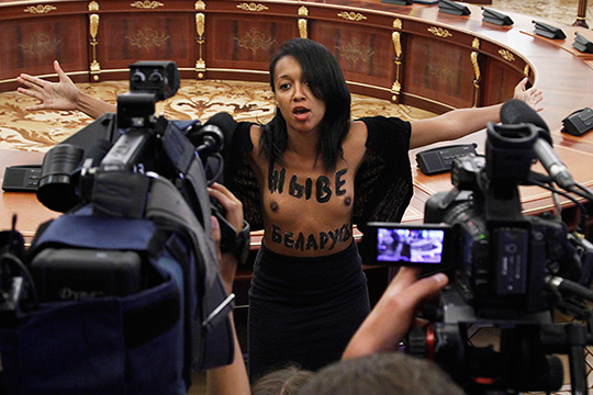 Активистке Femen предъявили подозрение за акцию перед Порошенко и Лукашенко