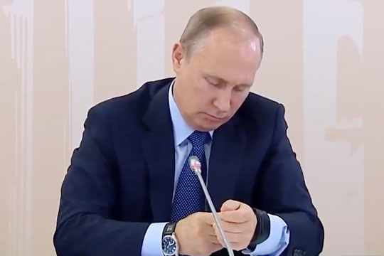 Путин примерил «умный браслет»