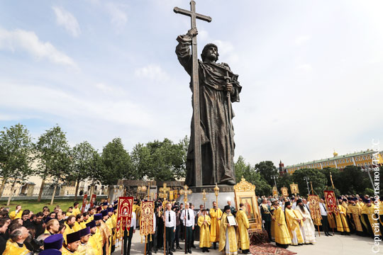 Иеромонах Макарий: Крестный ход к памятнику Владимира – символ возрождения России