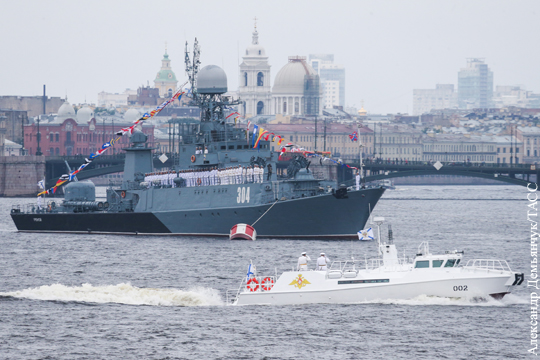 Путин в Петербурге принимает главный военно-морской парад по случаю Дня ВМФ