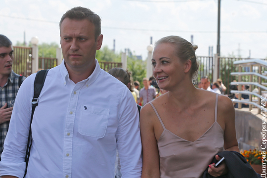Навальный с женой вернулись из Парижа