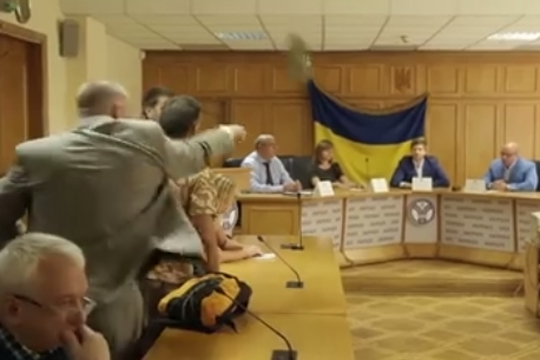 В ответственного за тарифы на Украине швырнули ботинком