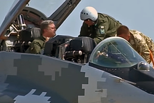 В соцсетях высмеяли пролетевшего на МиГ-29 Порошенко