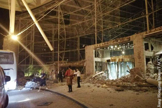 После землетрясения в Китае обрушился отель с 2 тыс. посетителей
