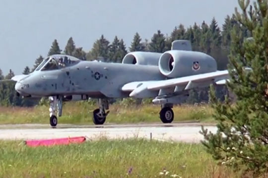 Опубликовано видео приземления американского штурмовика на трассу в Эстонии