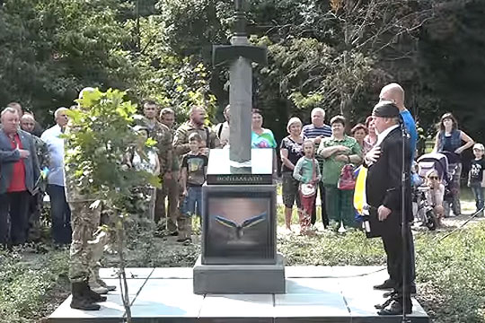 В Киеве открыли памятник в виде вонзенного в карту России меча