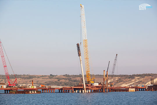Завершено погружение свай автодорожной части Крымского моста