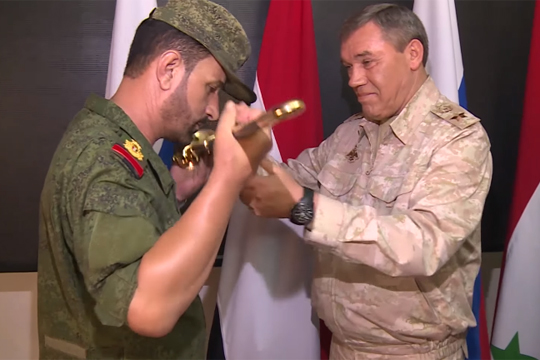 Герасимов наградил сирийского генерала за виртуозную операцию