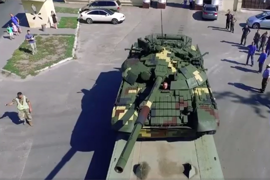 Порошенко показал модернизированный танк Т-72А