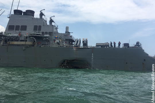 При столкновении эсминца ВМС США с танкером пропали десять моряков