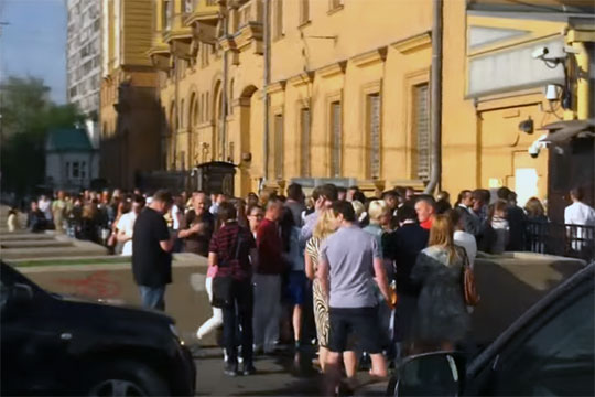 Возле посольства США в Москве выстроилась очередь претендентов на визу