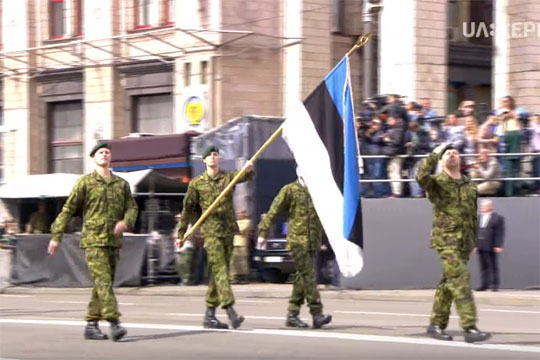 По Крещатику военным парадом прошли четверо эстонских военных