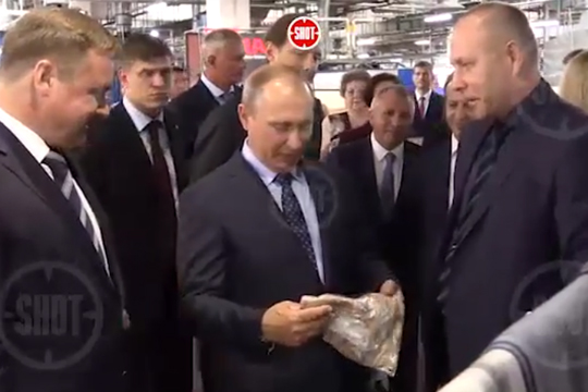 Путин в Рязани получил в подарок футболку со своим портретом