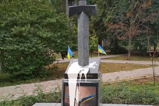 В Киеве попытались взорвать памятник в виде вонзенного в карту России меча