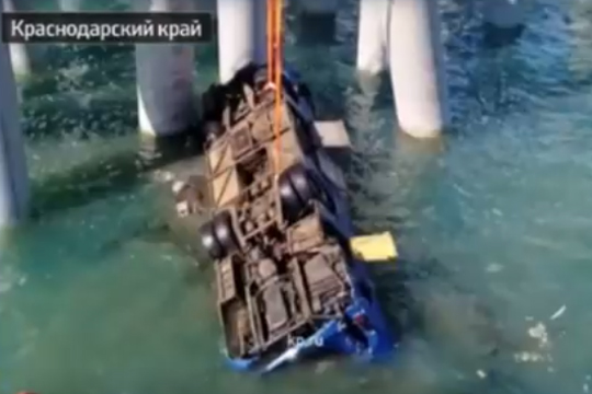 Выживший при падении автобуса в море рассказал подробности произошедшего