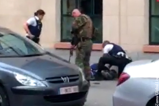 В Брюсселе мужчина с мачете напал на военный патруль