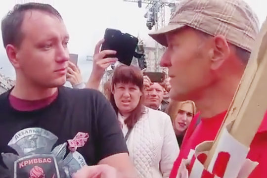 В Киеве толпа атаковала мужчину за плакат в поддержку Порошенко