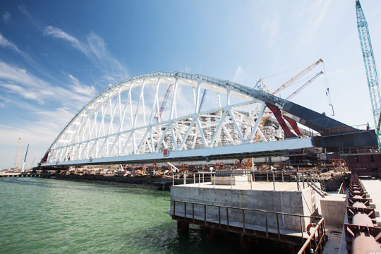 Началась операция по установке железнодорожной арки Крымского моста