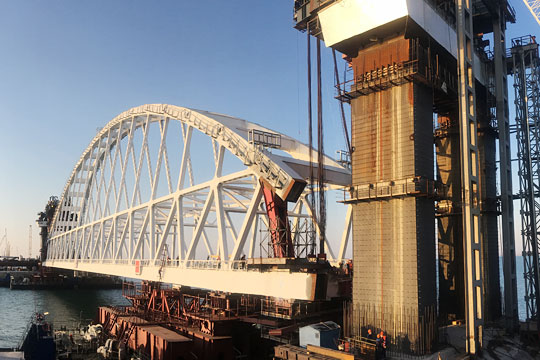 Начался подъем арки Крымского моста на фарватерные опоры