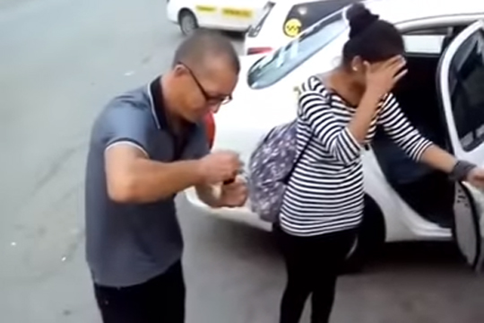 Хабаровский таксист объяснил инцидент с умыванием девушек зеленкой