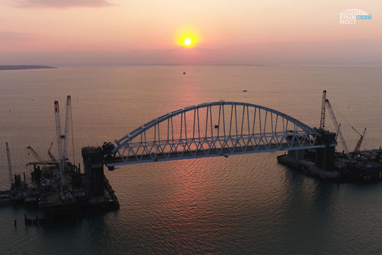 Строители Крымского моста установили железнодорожную арку на опоры