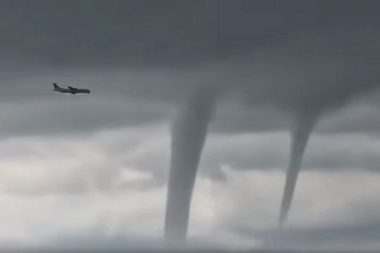 Опубликовано видео посадки самолета в Сочи во время смерча