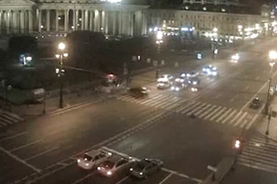 В центре Петербурга автомобиль врезался в группу пешеходов на тротуаре