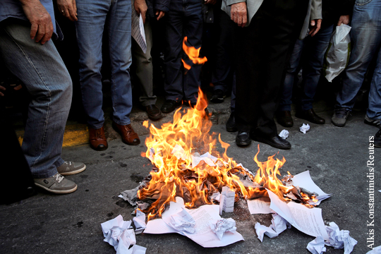 СМИ: Сотрудники торгпредства России в Вашингтоне сожгли во дворе некие бумаги