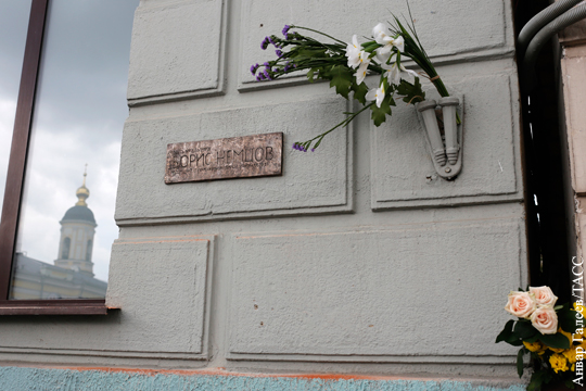Мемориальную доску памяти Немцова повесили на другом доме